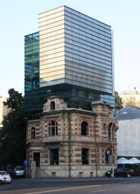 А что, у нас в Москве, в 90-00-х, дофига таких пристроек/надстроек было. Некоторые здания вообще до неузнаваемости менялись.

А вот штаб-квартира Союза румынских архитекторов.