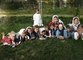 1)Аффтор, это девочки на траве КРУЖОЧКОМ? ТЫ сам то травы не напробовался?
2) Нет такого слова грамофонист. 
3) ГраММофон.
Иди уже ЕГЭ пересдай, прежде чем непонятно что здесь выкладывать...