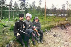 Пионером цветной фотографии в России был Сергей Прокудин-Горский.
Первые фотографии в цвете Прокудин-Горский сделал в 1902 году. 
С 1903 по 1916 год он составил "Коллекцию достопримечательностей Российской империи"   уникальное крупнейшее собрание цветных фотоснимков.

Первый  же цветной фотоснимок в мире был сделан в 1861 году.