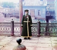 Пионером цветной фотографии в России был Сергей Прокудин-Горский.
Первые фотографии в цвете Прокудин-Горский сделал в 1902 году. 
С 1903 по 1916 год он составил "Коллекцию достопримечательностей Российской империи"   уникальное крупнейшее собрание цветных фотоснимков.

Первый  же цветной фотоснимок в мире был сделан в 1861 году.