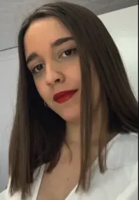 Классная же девчонка, макияж согласен, но губы то для чего было качать???