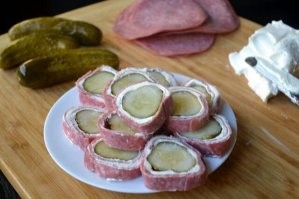 Слабаки, вот оно правильное пятничное суши
Ингредиенты:
1. Колбаса
2. Майонез
3. Маринованный/соленый огурец