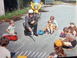 Учат детей БЕЗОПАСНОСТИ на дорогах.
С детского сада.
