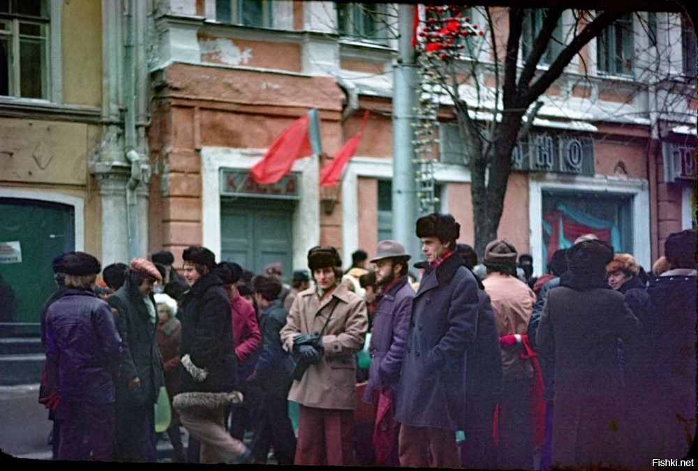 1978 год. Вряд ли это особо кому-то интересно. Качество низкое. Плёнка "8 мм. Когда оцифровывал, ещё нейросети не применялись.
Ну, и ещё фото в тех же времён и мест, пардон, ЛОКАЦИЙ. :)