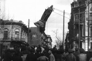 ну комунисты вообще не морочились с памятниками в свое время и даже про цветы не переживали  наверно каждый 10й ленин стоит на чужом постаменте