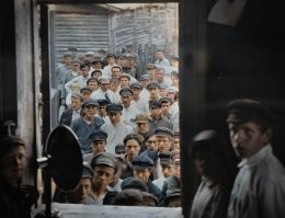 Кадры, не вошедшие в фильм "Первый отдел". Следователь СК полковник Брагин (в центре) под видом простого рабочего пытается выйти на след банды грабителей хозмагов в Марьиной роще.