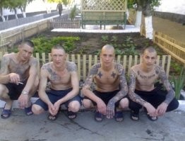 Обычный человек, хоть и дезертир не побежит, так понимает что его очевидно быстро изловят и всё будет только хуже. Поэтому, просто дезертир дожидался бы решения суда.  А вот в побег уходят те, кто и до  этого - жил на нелегальном, и отлично себя чувствует без паспорта и прописки. Т.е.  это те самые уголовники, которые заключили контракт с МО РФ\ Вагнером и поехали на СВО, видя в  этом - легкий способ скостить себе срок.
Но, идти на штурмовку здания, лесополосы, капать окопы под обстрелом, это не тоже самое что воровать и грабить безоружных. Поэтому большая часть уголовников, на войне себя проявили "сюрприз-сюрприз"- как уголовники, начали пытаться сбежать и как-то отвертеться от выполнения воинского задания, а то и вовсе - перебежать на сторону неприятеля и там для местных СМИ заливать,  что он- солдат армии РФ, его насильно мобилизовали, выдали Мосинку и отправили побивать НАТО-всике танки.  Очень многие из этих уголовничков с такими закидонами,  было благополучно утилизированы, руками их же командиров  окружающий бойцов. Другим удалось сбежать, но они были изловлены и посажены в ожидании суда, где им не только вернут старые срока и не зачтут участие в СВО, так ещё и сверху накинут.. вот они то, как рыба в воде могут жить на воле,  без документов и прочего,  вот они то в побег и пошли.
Насчёт того что они "опасности для гражданского населения не представляют.", я бы не сильно верил.. нам бы сначала статьи озвучили, по которым они изначально за решёткой оказались, а по  этим статьям, мы б понимали насколько они представляют опасность или не представляют.. И что-то мне подсказывает, они срока свои отбывали не за экономические преступления и не за мошенничество.