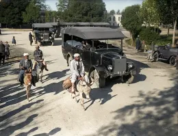 На ишаке глава узбекской диаспоры,везёт нам свою культуру.