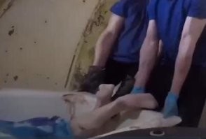 Расположение ее ног мне очень не нравится...