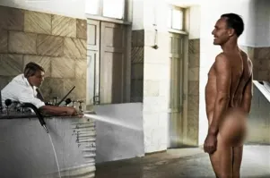 Она ему дрочит?