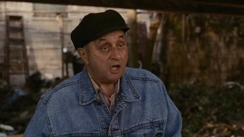 Вот так выглядит свобода - отдал 8 лет возможных накоплений адвокату, чтобы работать 6-7 дней в неделю на двух работах, не иметь отпуска, 13-й зарплаты, больничных, хорошей страховки и получать брезгливые взгляды в спину.
Зато у него старая Тойота и заныканных 400 тысяч рублей за 3 ГОДА!!! Этого не хватит даже на первый взнос по квартире у нас!
И он уже трижды менял машину, но последняя такая замурзанная, что я представляю какие были предыдущие ведра.