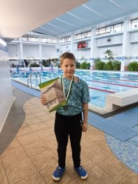 Полностью согласен. Вчера Лаврентий на городских соревнованиях взял 3 место и получил 2 разряд по плаванию. Расстроился жутко из-за 3 места, то что он младший в заплыве, а остальные из спортшколы обогнали его меньше чем на секунду его не убедило. Ничего, прогулялись в зоопарк, покормили козочек, покатались на лошадке и подразнили белочек. Все мужик доволен.