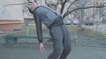 Мужчина в костюме динозавра берет в руки сковородку и бегает по подъезду