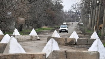 Ага. Именно так. А если столб будет ещё мигать аварийкой, то вина невнимательных водителей вообще очевидна.
Вы мне меня спрашиваете про обрыв ремня ГРМ. Справедливо. А откуда у вас информация, что чувак остановился, потому что развязку профукал? Или вы его знаете лично? Или вы видите там развязку?
Я за рулём уже больше 30 лет. Предположить, что водитель остановился посреди МКАД, чтобы сверится с навигатором, может только человек, который машины только на картинках видел.
P.S. По поводу столбов посреди дороги. Я живу практически на линии соприкосновения. У нас драконьих зубов валом на всех дорогах. И они не мигают. Хорошо, если знаки стоят. Однако как-то объезжаем.