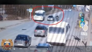 Не оправдываю водителя Чангана, но если бы малец имел понятие о ПДД, возможно ДТП не случилось бы. Он нарушил правила и из-за этого неожиданно вынырнул из-за впереди едущей машины. Если бы то же самое сделал например какой-нибудь Гелик, сейчас бы все накинулись на него, не так ли?
"ПДД РФ. 9.2. На дорогах с двусторонним движением, имеющих четыре или более полосы, запрещается выезжать для обгона или объезда на полосу, предназначенную для встречного движения. На таких дорогах повороты налево или развороты могут выполняться на перекрестках и в других местах, где это не запрещено Правилами, знаками и (или) разметкой."