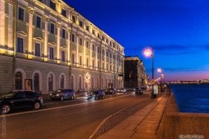 20 лет назад плитку там положили? Там вообще не плитка, а плиты гранитные, как при Петре уложили так и лежат, это не собянинская плитка