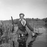 Надеюсь он просто спасает уточку которая чуть не утонула?