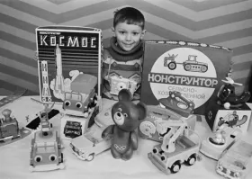 Конструктор "Космос" - обалденный. Сутками возился с ним.