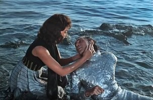 Спортсмен проплыл бассейн, не нарушая водной глади