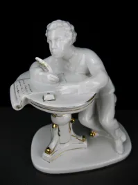 У одной бабушки стоял Пушкин с пером, у другой 7 слоников. Ещё были рыбки и Хозяйка медной горы.
Ленина не было.