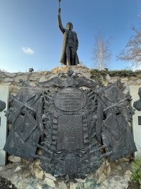 Не хватает нескольких фотографий в коллаже для полноты картинки. Памятник это генералу Краснову в Ростовской области...
Против видео я абсолютно ничего не имею, хотя Шамана не переношу. Терпеть не могу любых нацистов (из Украины, России или даже Иллинойса - как в этом отрывке из Братьев Блюз, там герой их тоже ненавидит)!