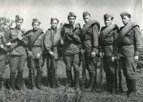 Солдаты с ППШ и карабинами Мосина. Куйбышев. 1953г.