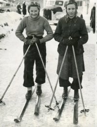 Студентки  Казанского медицинского училища № 1 на лыжах. Зима 1956г.