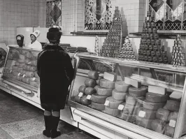 Была такая непременная триада сыров: "Российский"-"Пошехонский"-"Голландский". Даже у нас в райцентре несколько лет они присутствовали, ну, и плюс, конечно, чудесный колбасный плавленый копчёный, "Янтарь" в баночках и культовые "Новость", "Дружба" и др..