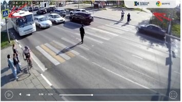 Есть там светофоры и отчётливо видно, что пешеходам красный, плюс все стоят, кроме этого полудурка.