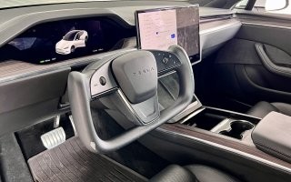 На автомобилях TESLA, S, X-Plaid эти рули уже лет 5 назад начали ставить, а тут MB проснулся, иноваторы пилять