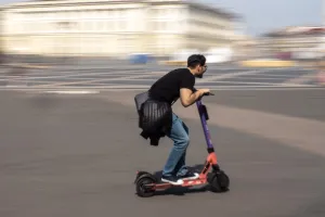 да чтоб эту тварь сбил самокатчик.