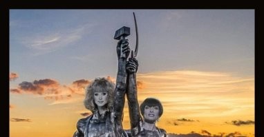 Да мы вообще скоро с голодухи помрем! Кормилицы то рассосались! Одна в Латвии осталась, другая вообще хер знает где с молодым педиком и с покупными детЯми болтается...