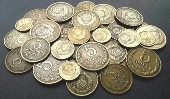 Об валенок тёрли!  Об ковёр вся поверхность полируется, Ну, а если бумажкой монету накрыть, да карандашом по поверхности поводить.... Бумажную монету от настоящей не отличить! :)