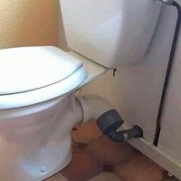 Типичное решение с насосом в тех местах, где и не должно было быть унитаза.
Именно в таких местах и пишут, что не спускайте бумагу.
Дерьмо и моча норм вылетают, а бумага - засоряет.