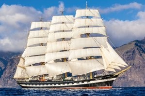 На оригинале картинки написано - 120 пушечный линкор.
А в выделенном изображении - клипер "Грейт Репаблик".  Хотя барк "Крузенштерн", как и многие барки его современники, имеет абсолютно такое же парусное вооружение.