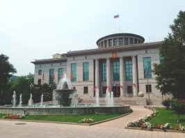 А мне наше посольство в КНР очень нравится... наверное, сказываются проведенные на его территории годы)))
Кстати, самое большое по территории посольство в мире.