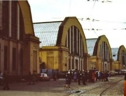 Это сейчас, а думались они как ангары для дирижаблей. Да, смотрю - ничего не изменилось, только машин стало в десять раз больше.
