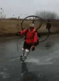 Такую штуку (правда не на коньках, а на лыжах) я видел в далёком СССРе в Юрмале, году так в 77-м! Чувак зимой по пляжу рассекал, представляете, что это было за чудо!