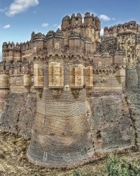 Так у испанцев это в менталитете. 
Замок Кастильо де Кока.  15в.
