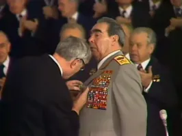 Шел казак куда-то вдаль.

На груди была медаль:

«За отвагу», «За победу»,

«За приятную беседу»,

«За научные труды»,

«За охрану всей среды»,

две медали космонавта,

орден игрока Варкрафта,

символ сдачи ГТО,

«Прохождение ТО»,

Клуб беременных «Журавлик»,

Гардероб ДК «Гидравлик»,

«Альтависта точка ком»,

«Общество больных грибком»,

Капитан игры «Зарница»,

«Гомельская психбольница»,

табакерка, и огниво,

восемь крышечек от пива,

«Фестиваль цыганской пляски»

«Крановщик, работай в каске!»

«Берегись велосипеда»,

«Тридцать восемь лет Победы»

Орден РСФСР,

тайный орден «Тамплиер»,

вкладыш жвачки «Лёлик-Болик»,

«Анонимный алкоголик»,

«Клуб ценителей вина»,

Символ панков из говна,

«SUSE-Linux», «Бизнес-тим»,

«Тында   город побратим»

«Самый опытный водитель»

«Лучший хряк-производитель»,

знак «Почетный водолаз»,

стикер «Ельцин-пидарас»,

Октябрятская звезда,

«Героиня мать труда»,

группа крови, и Ай-Пи,

и пацифик на цепи.

Поскользнулся вдруг казак...

И медальками   херак!

И теперь медальки все

раскатились по шоссе.

Ребятишки! Дяди, тёти!

Если где-нибудь найдете:

Орден Славы, Орден Мира,

пуговку с гербом Алжира,

фенечку, консервный нож,

малахитовую брошь,

Красный крест, Петровский крест

«Город Прага», «Город Брест»,

«Полковая медсестра»,

«Детство   чудная пора»,

«Эсперанто», «ЦСКА»,

личный номер лесника,

запонки к военной форме,

«Лучший токарь», «Выхлоп в норме»,

«Похудей за пять минут»,

Молодежный клуб «Сохнуд»,

«КГБ», «Почетный донор»,

«Частный фонд Елены Боннер»,

«Фестиваль чеченской моды»,

номерок фидошной ноды

хоть медалькой, хоть значком

поделитесь с казачком!