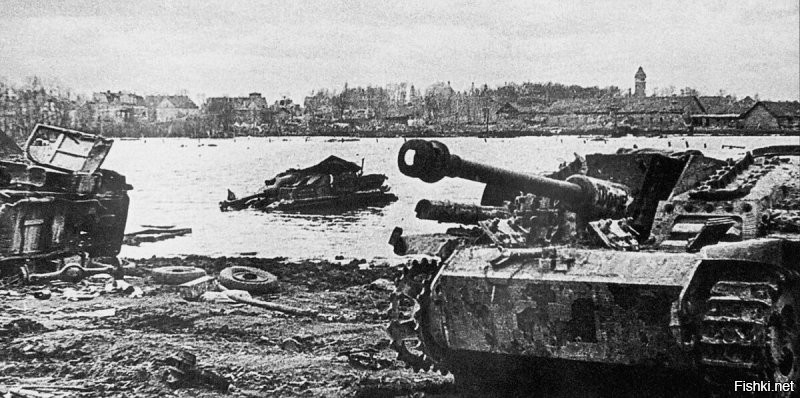 Эх! (Опоздал не много.)
Вчера мой дед штурмовал Пиллау в 1945-ом году.
Рассказывал, как они с брата нами по десанту, закидали гранатами пулемётный расчёт  на Косе Фришенерунг.
(ныне Балтийская коса)