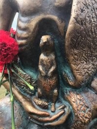 Суслики крутые. Даже памятник им есть.
Памятник суслику установлен на возвышенности Межелик в Каракольской долине Онгудайского района Республики Алтай на территории природного парка Уч-Энмек, недалеко от села Бичикту-Боом. Посвящен детям войны и суслику, их спасителю от голода в годы Великой Отечественной войны.