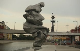 Какашка на набережной Москвы. И ведь тоже утверждают, что это современное искусство.