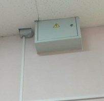 Приподнимаешь "квадратик" подвесного потолка, отодвигаешь его в сторону и спокойно открываешь щиток.