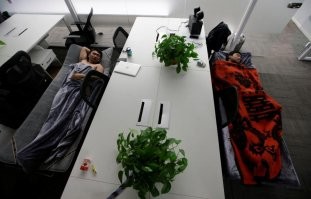 Во многих компаниях в Китае принято ночевать на рабочем месте, чтобы не тратить время на дорогу.