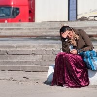 Во жизнь. Публично клянчить деньги. Раньше на жалость давили на паперти, а теперь "типа, красивая" в интернете.