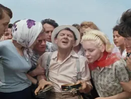 Мужчина во время прогулки нашел почти 1500 древних монет