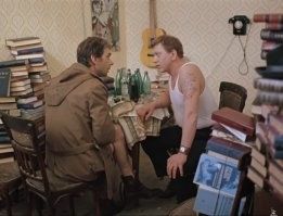 Парень на спортивной площадке показал дикий уровень контроля тела и силу хвата