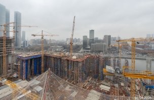 В Москве, на набережной Тараса Шевченко,
сейчас дом на курьих лапках строят.

Тот корпус, что с земли - нормально пошел.
А те, что с лапками - до сих пор лапки строят.