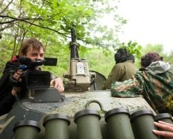 Парни и не прочь были замутить с "белоснежкой" , но вот эта штука их как то смущала!